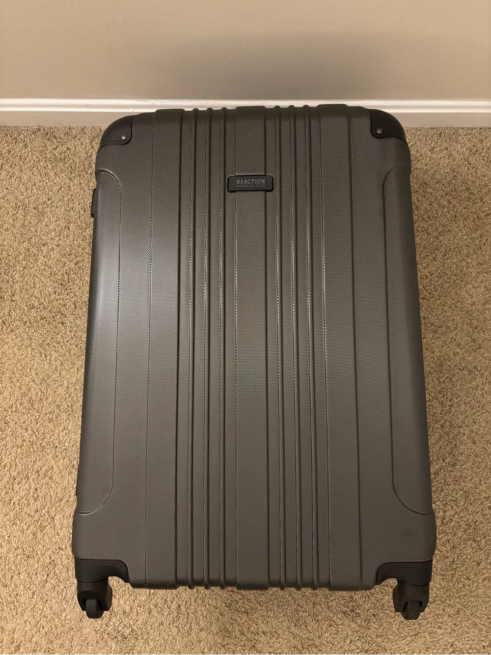 Kenneth Cole REACTION “Out of Bounds” hardshell 4wheel luggage (3 piece set)